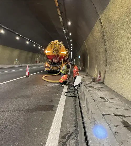 阜沙镇隧道排水渠清淤